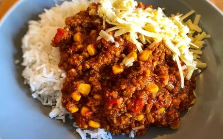 tex-mex chilli con carne with rice and cheese