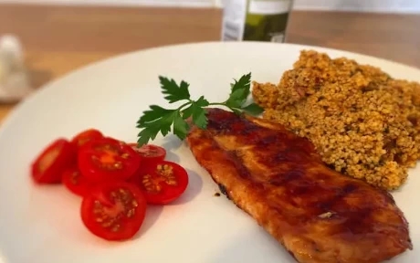honey and garlic chicken breast with cous-cous and tomatoes