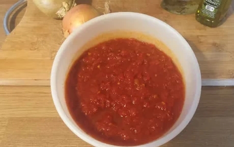 bowl of tomato / marinara sauce