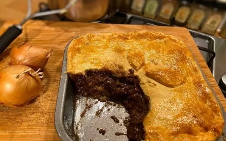 minced beef and onion pie