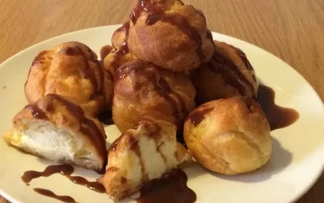 profiterole with chocolate sauce