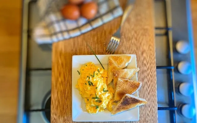 scrambled eggs with toast triangles
